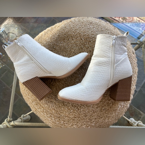 White Snakeskin Ankle Boots - size 7 - Picture 4 of 11